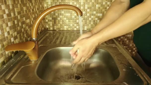 Ένας άντρας πλένει τα χέρια του με σαπούνι. — Αρχείο Βίντεο