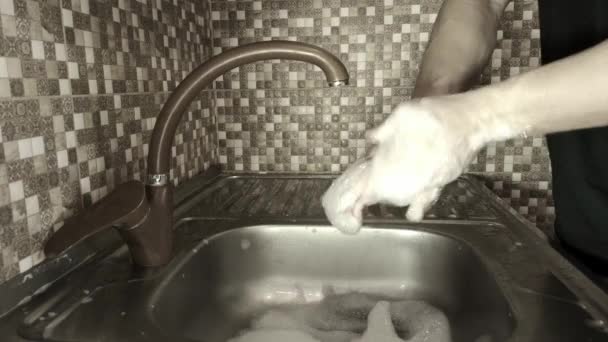 Мужчина моет руки с мылом — стоковое видео