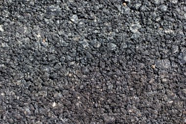 Arka plan olarak taze siyah asfalt. Soyut bir dokunun fotoğrafı