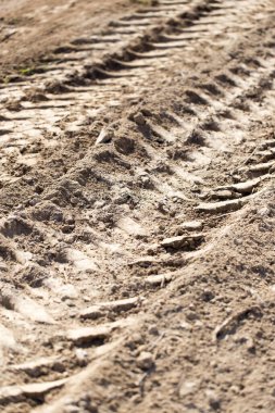 Arka plan olarak yerdeki makinenin izi. .