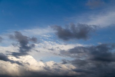Güzel bulutlar mavi gökyüzüne karşı. Doğadaki parkta.