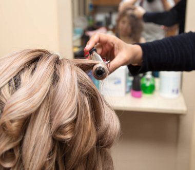 Güzellik salonunda saç kıvırma sargısı .