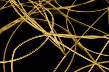 Siyah arka planda sarı kablo. Ters çevirme. .