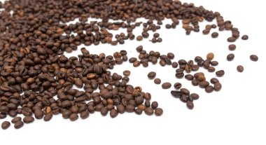 Beyaz arka planda kahve çekirdekleri. Fotoğraflar stüdyoda.