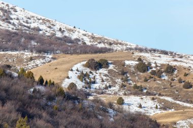 Kışın Tian Shan 'ın karla kaplı dağları .