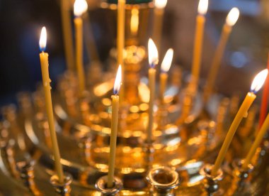 Ortodoks kilisesinde mumlar yanıyor. Fotoğraflar stüdyoda.