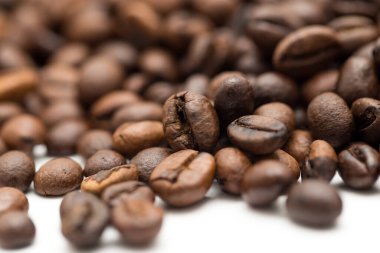 Arka plan olarak kahve çekirdekleri. Fotoğraflar stüdyoda.