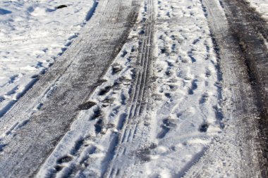 Kar ve buz yolda. Doğadaki parkta.
