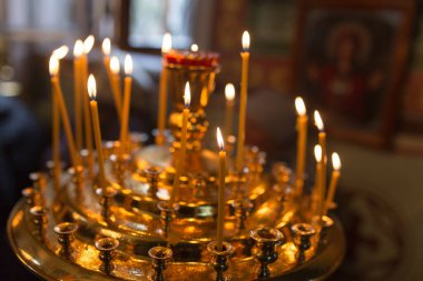 Ortodoks kilisesinde mumlar yanıyor. Fotoğraflar stüdyoda.
