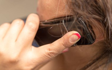 Kadınların elindeki akıllı bir telefon. Fotoğraflar stüdyoda.