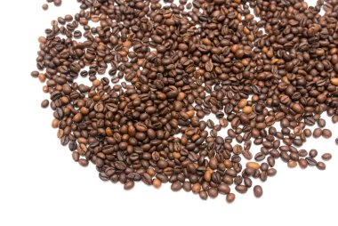 Beyaz arka planda kahve çekirdekleri. Fotoğraflar stüdyoda.