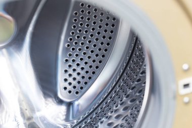 Arka plan olarak davul çamaşır makinesi. Fotoğraflar stüdyoda.