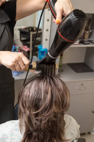 美容室でドライヤーヘアドライヤー — ストック写真