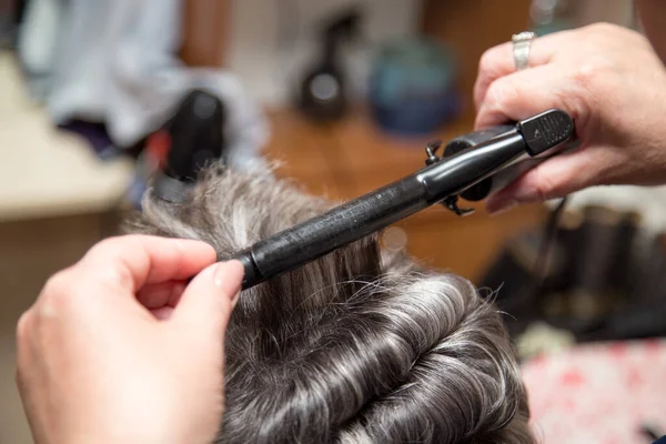 Envelopper Bouclage Des Cheveux Dans Salon Beauté — Photo
