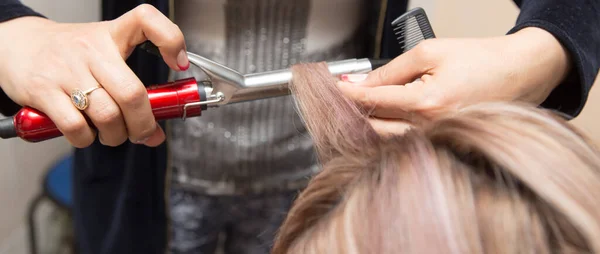 Envelopper Bouclage Des Cheveux Dans Salon Beauté — Photo