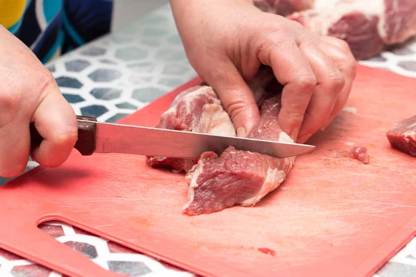Cortar Carne Com Uma Faca Fotos Estúdio — Fotografia de Stock