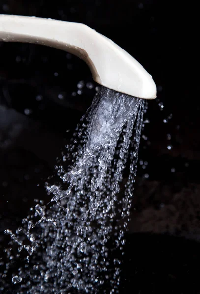 Acqua Dalla Doccia Sullo Sfondo Nero — Foto Stock