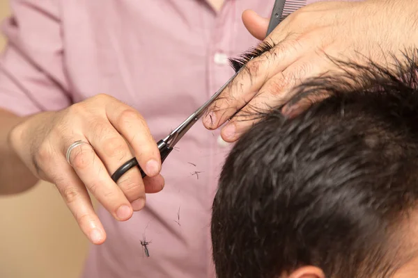 Coiffure Masculine Avec Ciseaux Salon Photos Studio — Photo