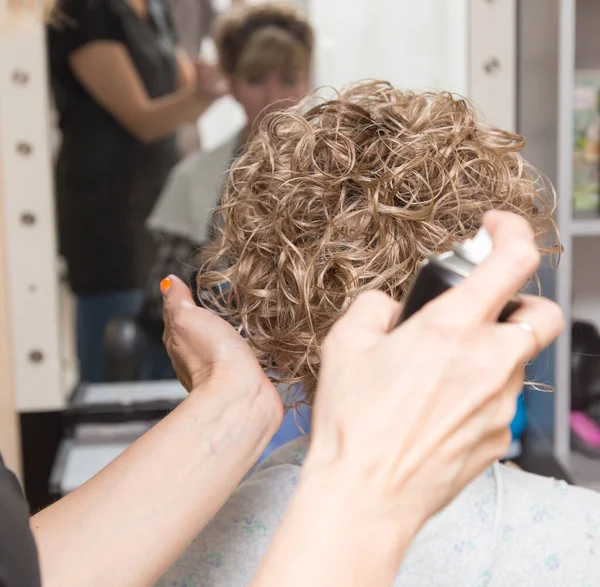 Weiblicher Haarlack Schönheitssalon — Stockfoto