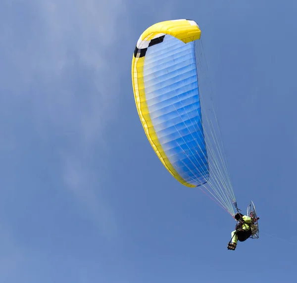 Parachute Volant Dans Ciel Dans Parc Dans Nature — Photo