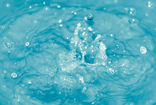 Gotas Água Caindo Água Azul — Fotografia de Stock