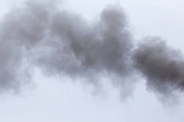 Rook Uit Een Pijp Een Bewolkte Lucht — Stockfoto