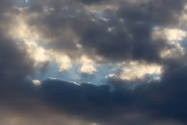 明け方は雲に覆われた美しい空 自然公園で — ストック写真