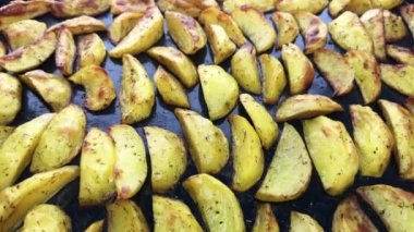 Tavada kızarmış patates dilimlerinin yakın çekim görüntüleri.