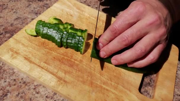 Filmati Ritagliati Uomo Taglio Cetriolo Tavola Legno — Video Stock