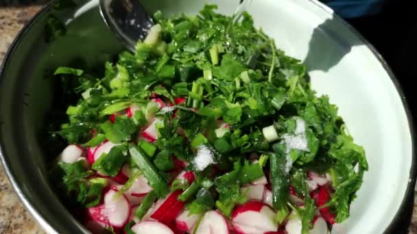 Bijgesneden Schot Van Mens Het Bereiden Van Salade Met Peterselie — Stockvideo