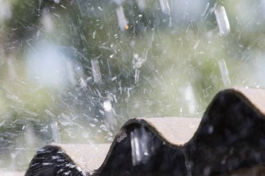 Yağmur doğada çatıya vurdu. Doğadaki parkta.