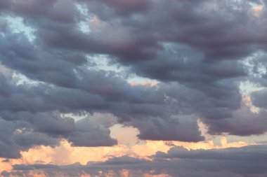 Gün batımında gökyüzünde güzel bulutlar .