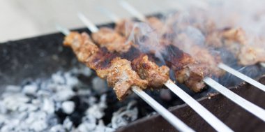 Izgarada ızgara şiş. Doğadaki parkta.