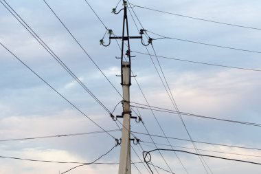 Bulut ve mavi gökyüzü karşı direk elektrik güç hattı .