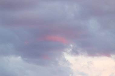 Gün batımında gökyüzünde güzel bulutlar .