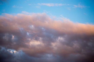 Gün batımında gökyüzünde güzel bulutlar .