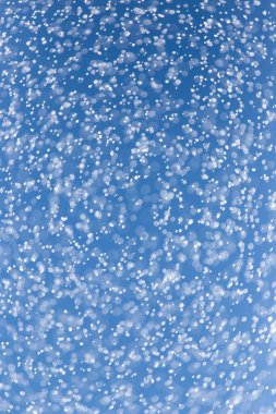 Mavi gökyüzüne yağmur damlaları. Doğadaki parkta.