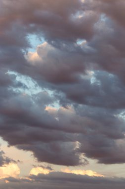 Gün batımında gökyüzünde güzel bulutlar .