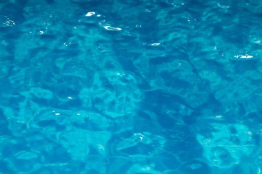 arka plan olarak havuzda suyun genişliği