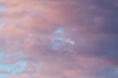 Gün batımında gökyüzünde güzel bulutlar .