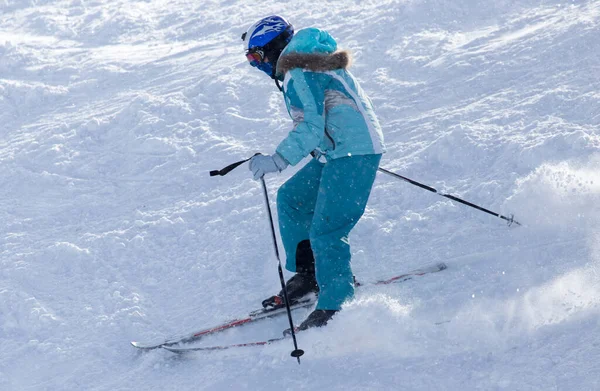 Személy Síelés Havas Hegyen Télen — Stock Fotó