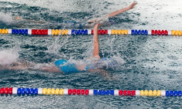 Σπορ Κίνηση Shot Του Κοριτσιού Που Κολυμπούν Στην Πισίνα — Φωτογραφία Αρχείου