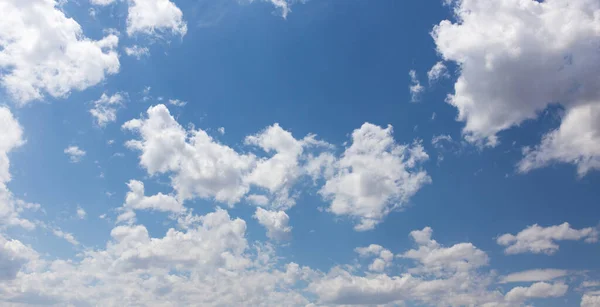 Piękne Chmury Przeciwko Błękitnemu Niebu Parku Przyrodzie — Zdjęcie stockowe