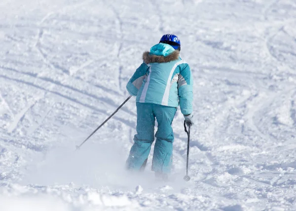 冬は雪山でスキーをする人 — ストック写真