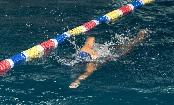 Sportovní Pohyb Záběr Chlapce Plavání Bazénu — Stock fotografie