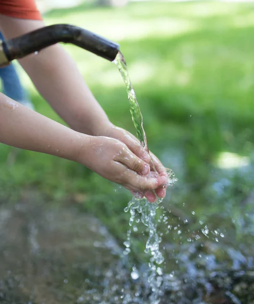 Main Dans Eau Robinet Dans Nature Dans Parc Dans Nature — Photo