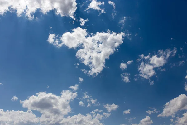 Belas Nuvens Contra Céu Azul Parque Natureza — Fotografia de Stock