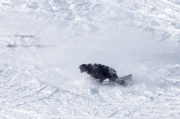 滑雪者掉在雪地里了 — 图库照片