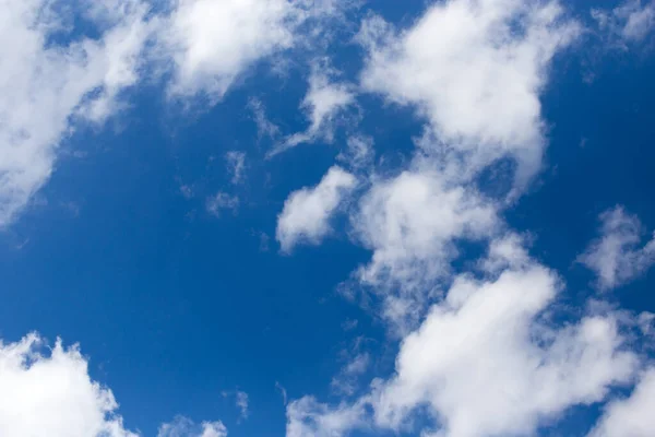 Bellissime Nuvole Contro Cielo Blu Nel Parco Nella Natura — Foto Stock