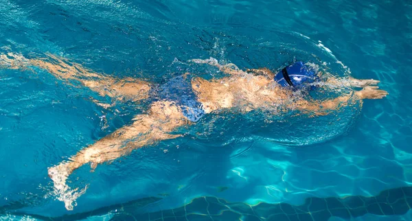 Sport Motion Shot Chico Nadando Piscina — Foto de Stock
